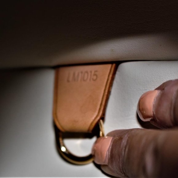 Louis Vuitton Houston Vernis PM Monogram Cream Leather Shoulder Bag / Handle - Picture 9 of 10